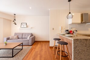 Appartement, 2 chambres, accessible aux personnes à mobilité réduite, coin cuisine | Coin séjour | Télévision à écran plat de 42 pouces avec chaînes par câble, télévision