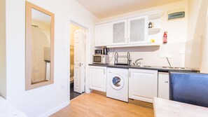 Studio, 1 Double Bed | Desk, iron/ironing board, free WiFi - Golders Green Apartment (London)