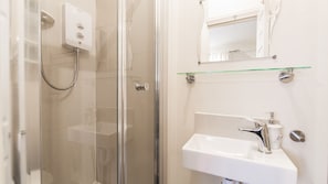 Studio, 1 Double Bed | Bathroom