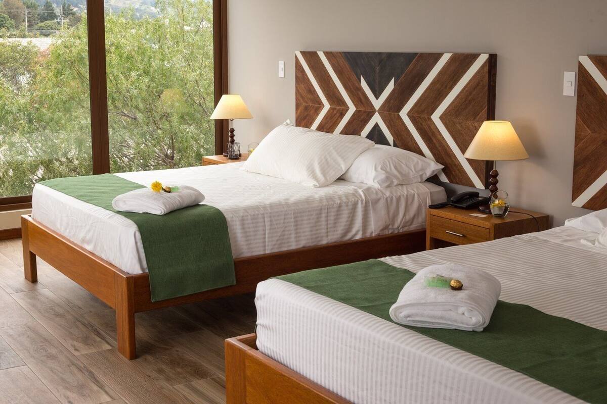 Suite – deluxe, 2 queensize-senger, massasjebadekar | Safe på rommet, skrivebord, strykejern/-brett og wi-fi (inkludert)