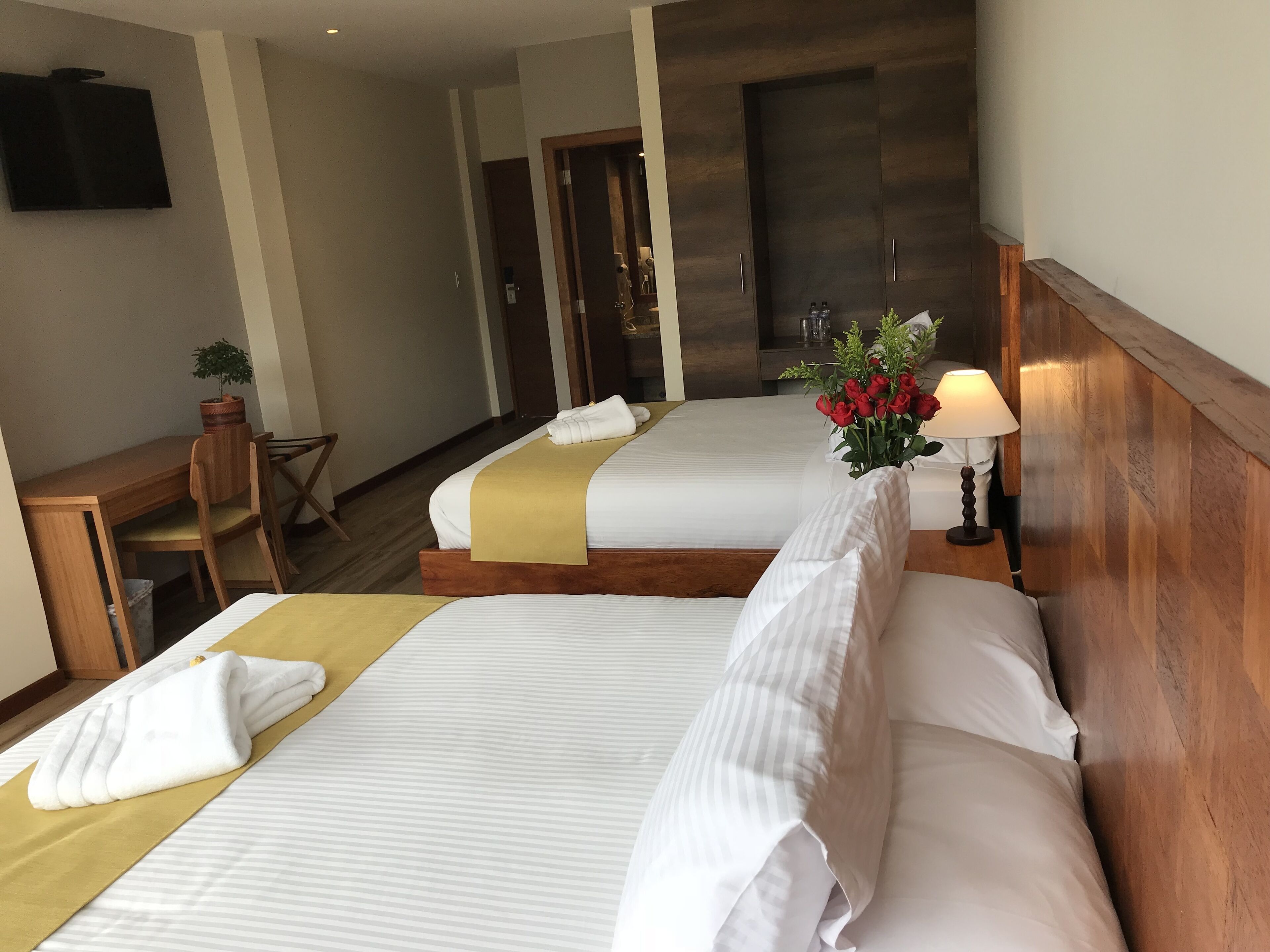 deluxe double room, 2 queen beds | massage in accommodation