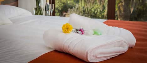 Suíte luxo, 1 cama King, banheira de hidromassagem | 1 quarto, cofres nos quartos, escrivaninha