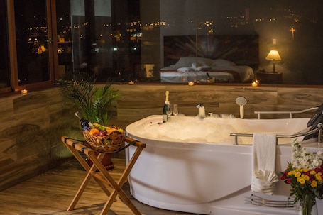 Jetted bathtub. Ilalo Garden Hotel & Restaurant
