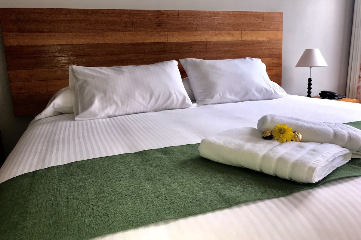 deluxe room, 1 bedroom | 1 bedroom, in-room safe, desk, iron/ironing board