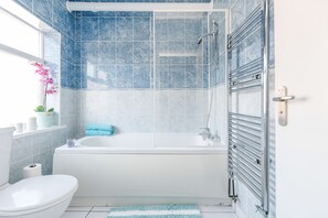 Apartment, 2 Schlafzimmer | Badezimmer | Duschwanne, kostenlose Toilettenartikel, Haartrockner, Handtücher