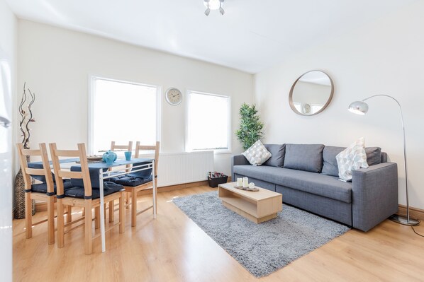 Apartment, 2 Schlafzimmer | Wohnbereich