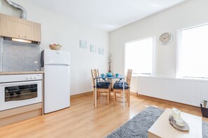 Lägenhet - 2 sovrum | Eget kök | Stort kylskåp, mikrovågsugn, ugn och spishäll