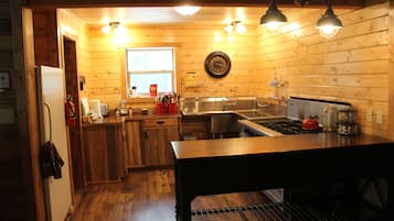 Cabaña Deluxe, 6 habitaciones, para no fumadores, cocina (Broken Arrow) | Cocina privada | Parrilla de estufa, cafetera y tetera y utensilios de cocina