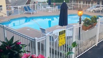 Utomhuspool och solstolar