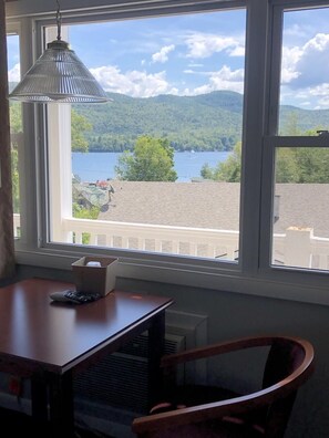 Cortinas blackout, wifi gratis y ropa de cama 