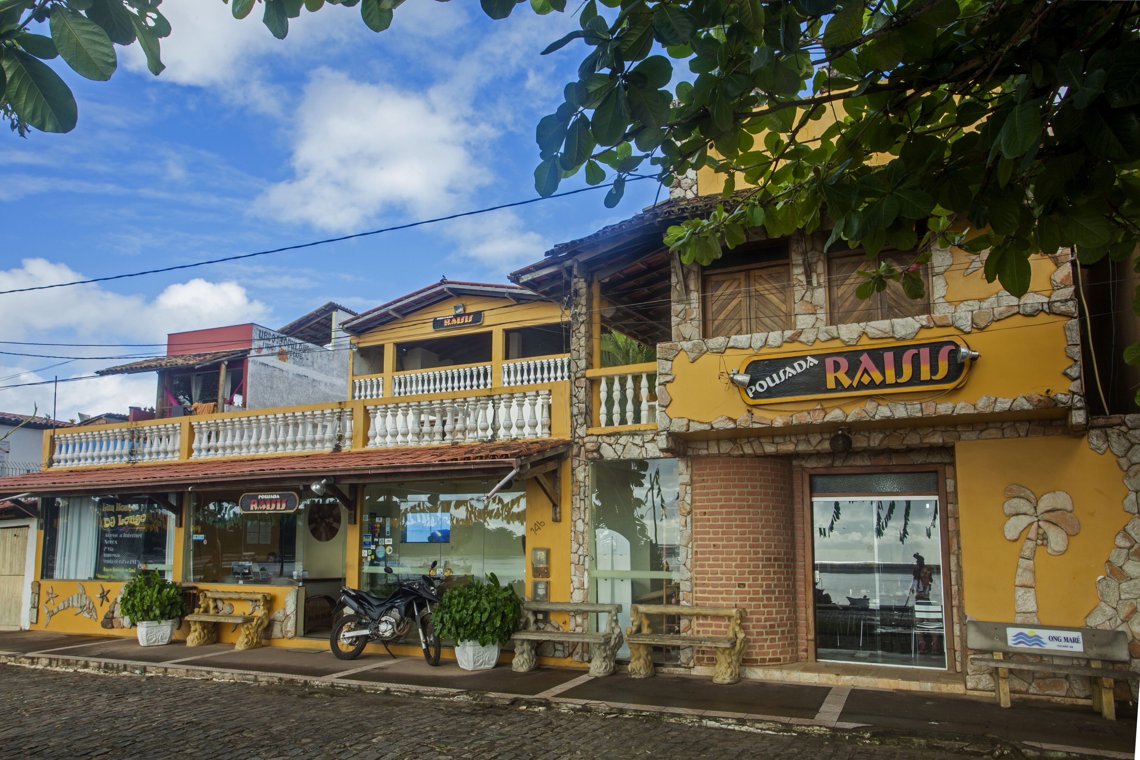Un edificio amarillo con un letrero que dice "Ramos".