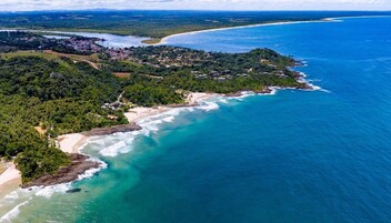 Nálægt ströndinni, hvítur sandur, strandrúta, strandskálar