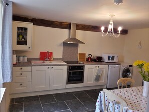 Traditional Cottage, 2 Bedrooms, Garden View, Garden Area | Private kitchen | Fridge, microwave, oven, stovetop