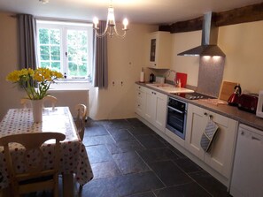 Traditional Cottage, 2 Bedrooms, Garden View, Garden Area | Private kitchen | Fridge, microwave, oven, stovetop - Eastaway Cottage (Bude)