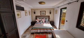 1 habitación, tabla de planchar con plancha y wifi