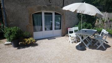 تناول الطعام بالخارج