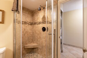 Dusche, Haartrockner, Handtücher