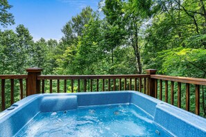 Chalet rustique, 1 chambre | Baignoire à remous extérieure