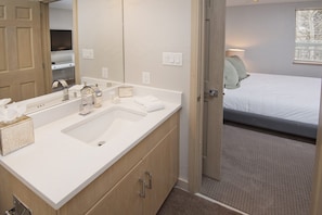 Condo, 2 habitaciones | Baño | Secadora de cabello y toallas