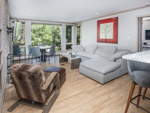 Living area - Gateway Plaza R4 2 Bedroom Condo by RedAwning (Vail)