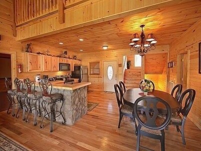 Majestic Springs Lodge 3 Bedroom Cabin by RedAwning