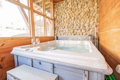 Majestic Springs Lodge 3 Bedroom Cabin by RedAwning