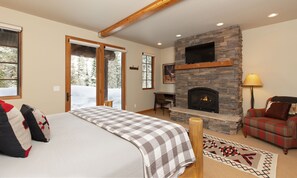 4 bedrooms, iron/ironing board, internet, bed sheets