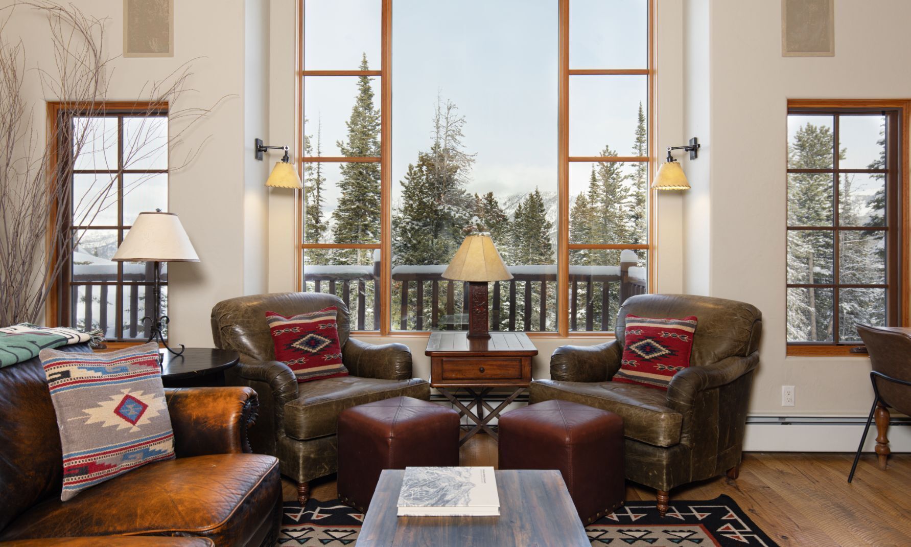 Televisie, een open haard, videospelletjes en een stereo