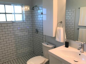 Dusj, hårføner, håndklær og toalettpapir