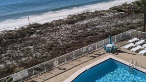 Ein Schwimmbad mit Blick auf Strand und Meer.