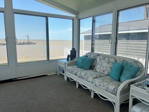 Lake Front Cottage Perfect for Fisherman, Birders,  and Family Vacations.