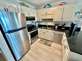 Refrigerador, horno, cafetera/tetera, tostadora