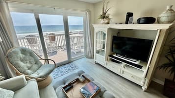 Condo, 3 Bedrooms | Living area