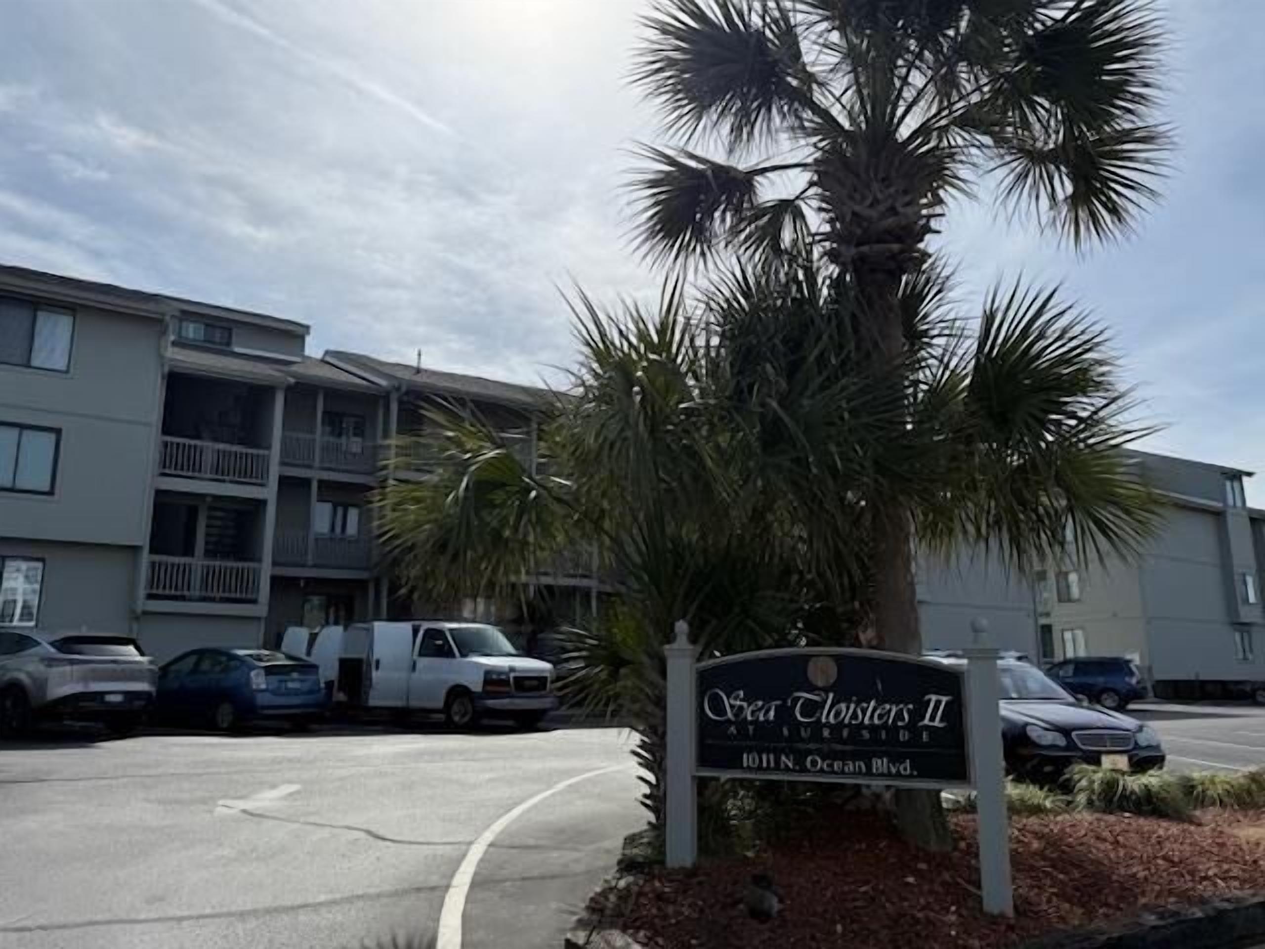 Un parking avec un panneau indiquant « Sea Cloisters II, 1011 N. Ocean Blvd. »