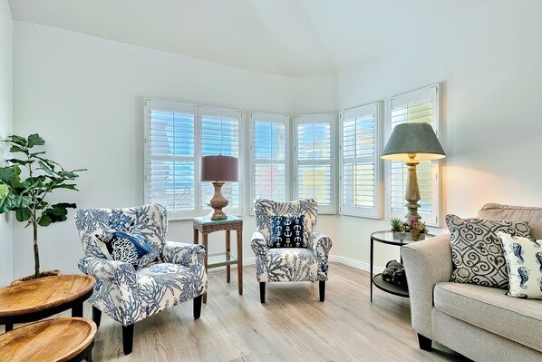 Living area - Newly Updated Mission Beach 3BD Steps to Boardwalk/Ocean with Garage Parking! (San Diego)