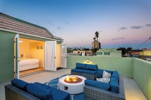 Property grounds - Newly Updated Mission Beach 3BD Steps to Boardwalk/Ocean with Garage Parking! (San Diego)