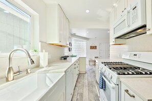 Fridge, microwave, oven, stovetop - Newly Updated Mission Beach 3BD Steps to Boardwalk/Ocean with Garage Parking! (San Diego)