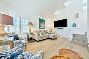 Living area - Newly Updated Mission Beach 3BD Steps to Boardwalk/Ocean with Garage Parking! (San Diego)