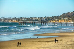 Beach nearby - Newly Updated Mission Beach 3BD Steps to Boardwalk/Ocean with Garage Parking! (San Diego)