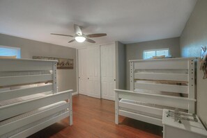 5 bedrooms, desk, iron/ironing board, travel cot - Family Home with Pool, Hot Tub & BBQ near Kierland (Scottsdale)