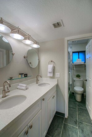 Combined shower/bathtub, hair dryer, towels, soap - Family Home with Pool, Hot Tub & BBQ near Kierland (Scottsdale)