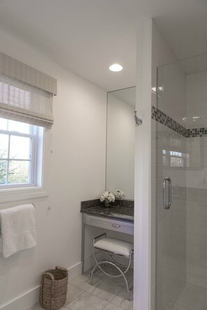 Bathtub, hair dryer, towels, soap - Next Door to Golf Course, Minutes to Beaches! (Middletown)