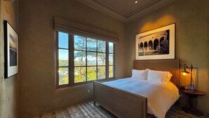 5 bedrooms, desk, iron/ironing board, free WiFi - Forest Opulence: Center of PB Resorts: Four Seasons Beds (Del Monte Forest)