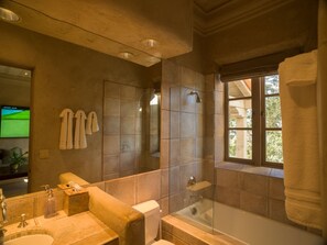 Ensemble douche/baignoire, sèche-cheveux, serviettes fournies, savon
