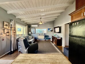 Smart TV, DVD player, books, video library - Family Bungalow, walk to bch, eateries, quiet area.  Need more space add 4403165 (Newport Beach)