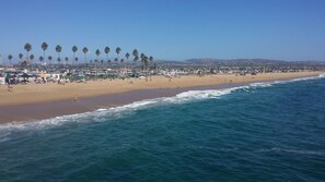 Beach nearby, sun loungers, beach towels