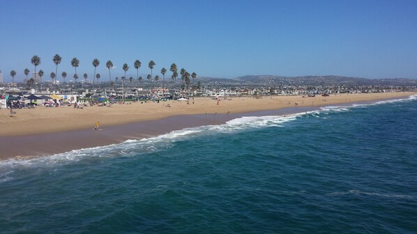 Beach nearby, sun-loungers, beach towels