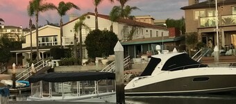 Familievennlig strandbungalow, som ligger ovenpå på eiendommen vår. 1 Blk til Bch