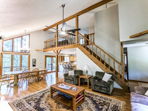 Super-Clean Large Rustic Cabin • Hot Tub • Sleeps 10 • Walk to JuneBug Venue