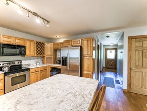 Frigorifero, microonde, forno, piano cottura